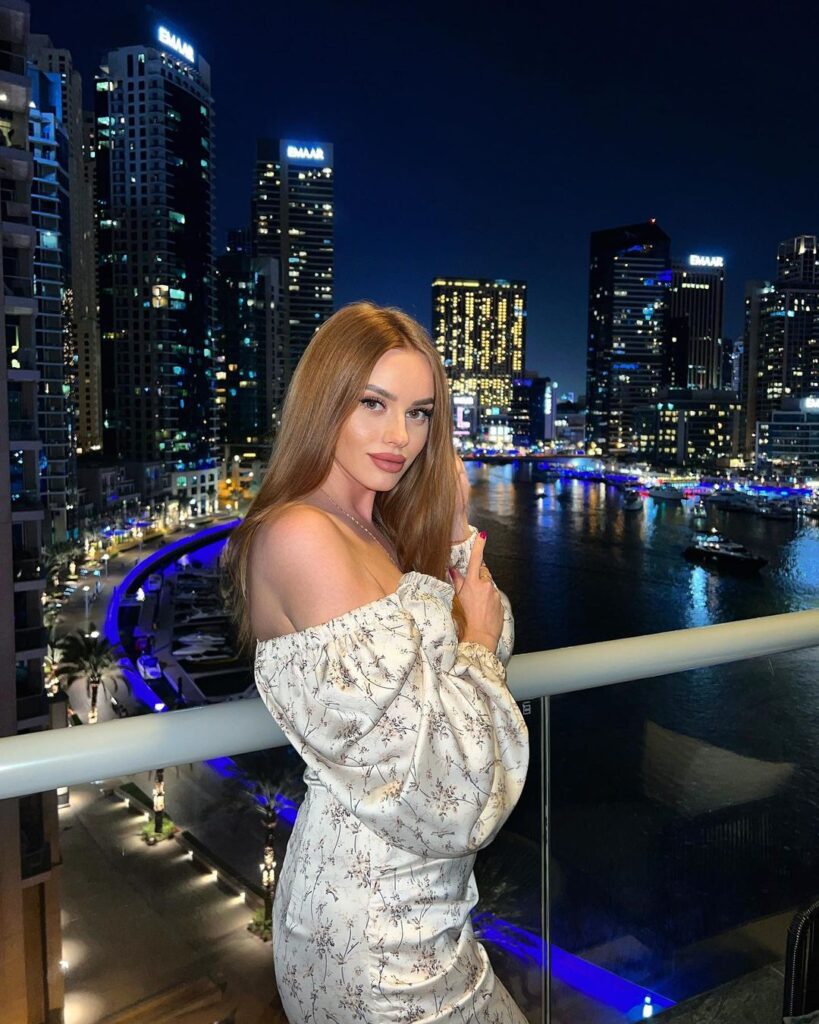 Эскорт-модель